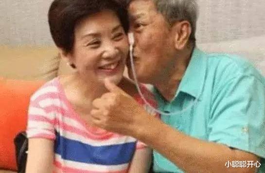 王嘉尔|他在春晚成名,却意外坠楼成傻子被妻儿抛弃,但情人照顾他21年!