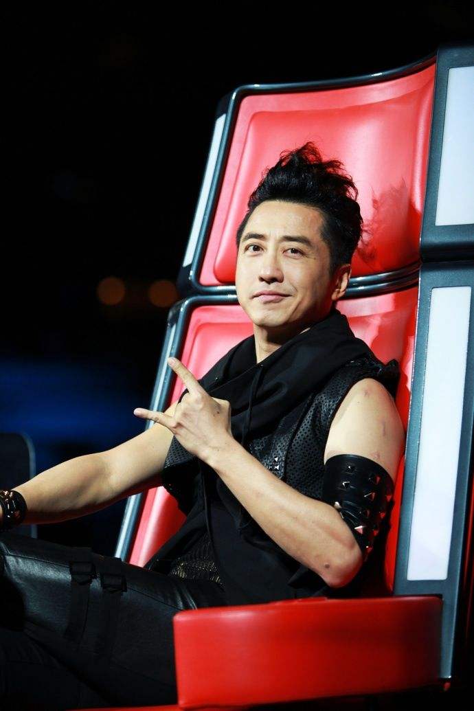 庾澄庆|61岁庾澄庆二婚娇妻近况！打扮年轻似少女，出门有强壮保镖护送