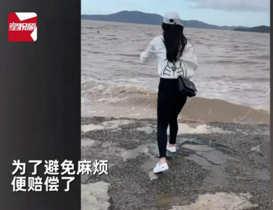 饵料|浙江舟山,一女子到海边玩耍,看到一个浅浅的水坑中有条鳗鱼