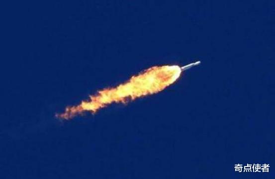 NASA公布一张照片:不明人造物将月球撞出29米大坑,它从何而来?