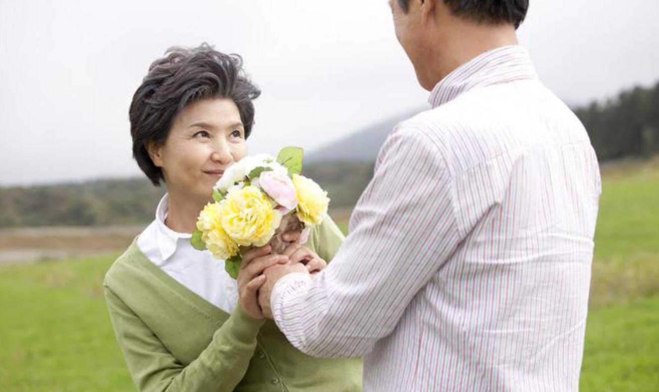 65岁大妈雇佣男保姆后,大妈:既不用生气,还可以享受生活,真好