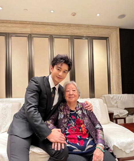 黄晓明|黄晓明：变身中国好表哥，一边给表弟当证婚人一边给表妹比赛加油