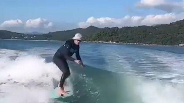 周星驰|60岁周星驰晒冲浪视频，海上翻腾大方炫技，身姿矫健