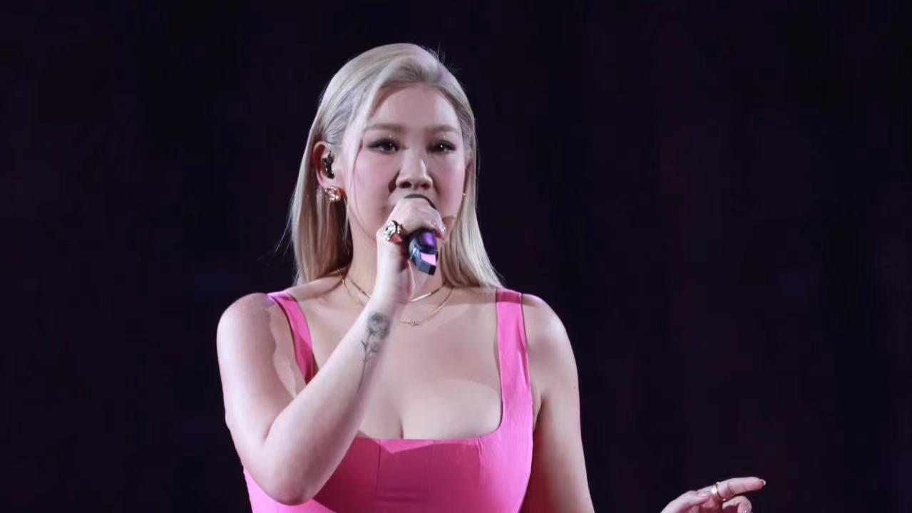 罗文|歌王罗文病逝20年！众星红馆开唱纪念，郑欣宜暴瘦穿吊带纹身瞩目