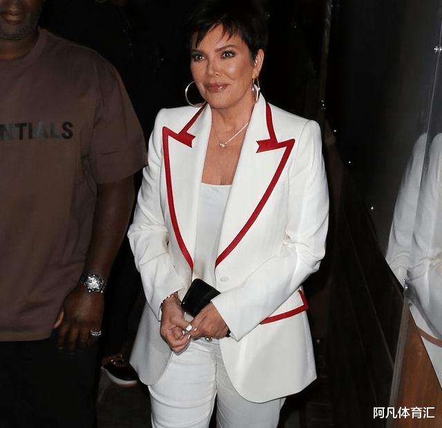 卡戴珊|卡戴珊老妈逆生长!67岁依旧魅力不减,生5个女儿个个都是极品