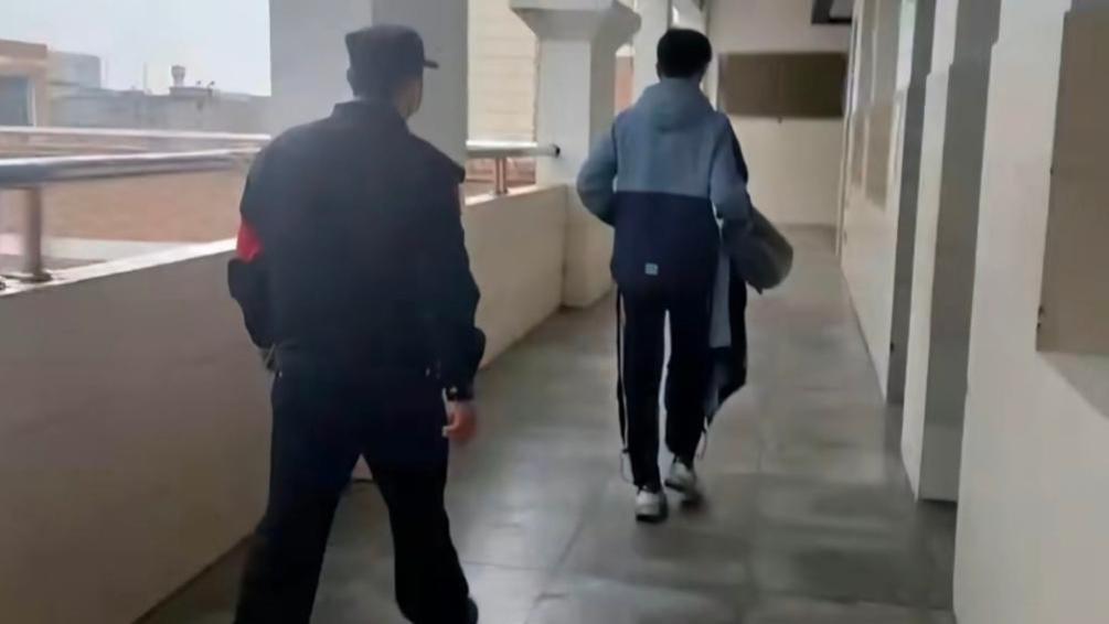 江西16岁失联男孩被发现，睡储物室，找到时依着窗口发呆