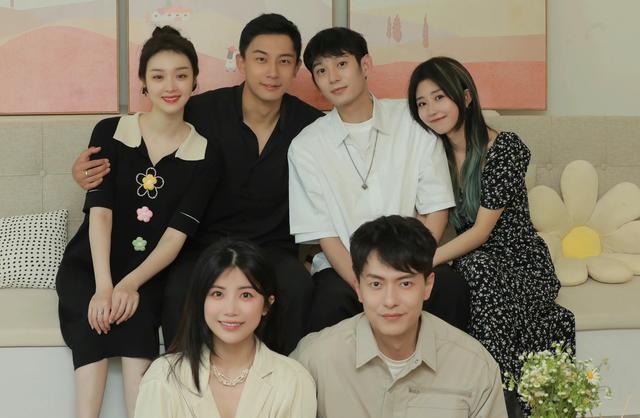 王能能|首档CP团综官宣定档，罗拉王能能甜蜜同居，名笑CP“约法三章”