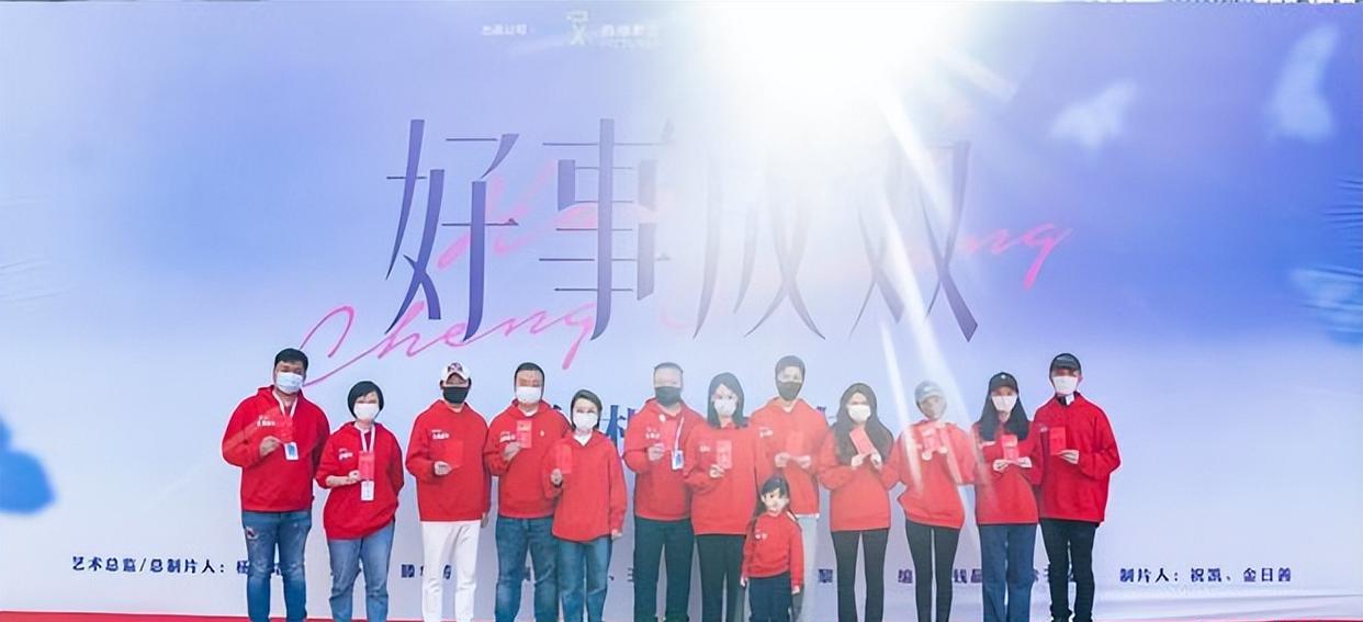 张小斐|黄晓明张小斐新剧开机，张小斐投入李冰冰怀抱，资源飞起