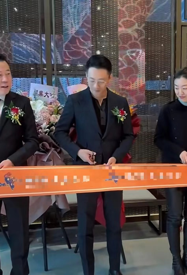 汪小菲|大S再婚后汪小菲首露面,身材消瘦面容憔悴,晒办公室全力拼事业