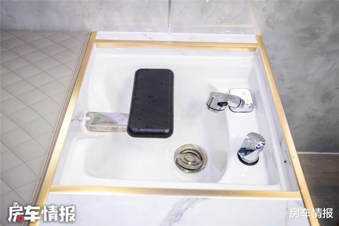 房车 23.8万圆你创业旅行梦！有两张床能洗澡，重点是到哪都能开门营业