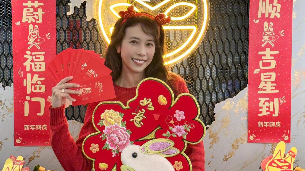 狂飙|52岁莫文蔚晒全家福，穿红衣戴发箍活泼俏皮，外籍老公笑纹显老