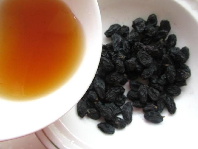 黑加仑派馅料中加入了自己磨的杏仁颗粒，味道香香的，真是好吃