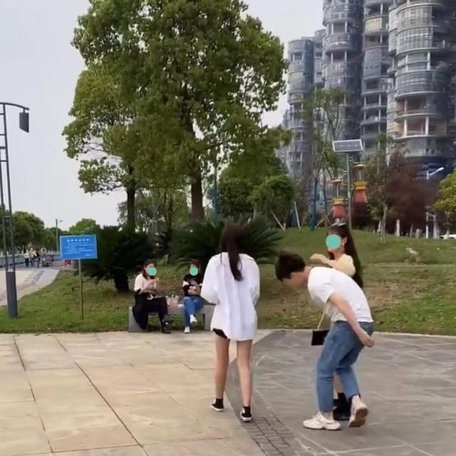 男子看了别的女子一眼,女友就把他拖到该女子面前,让他看个够
