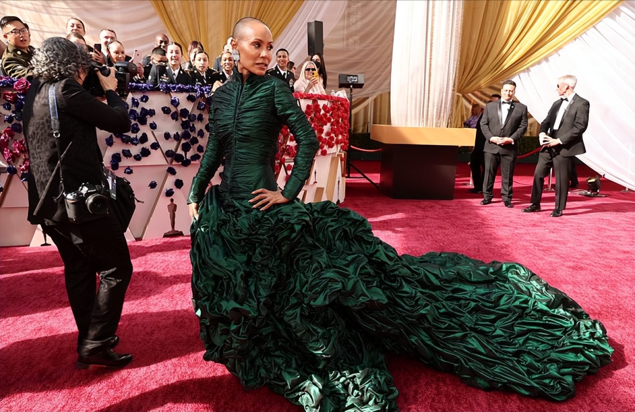 威尔·史密斯|掌掴事件后威尔史密斯和老婆首次出街！妻子拽着他太腻歪，好甜蜜