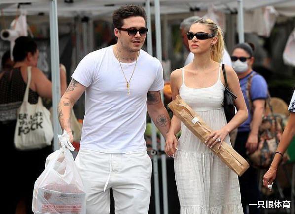 明星|小贝儿媳戴鸽子蛋钻戒，名媛风范！与大布当街秀恩爱，太甜蜜了