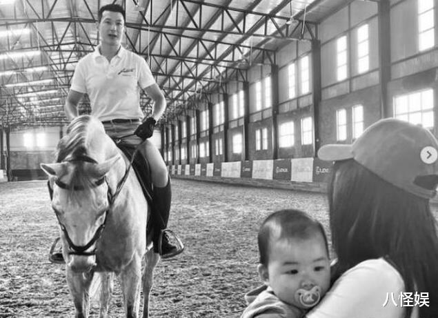 朱珠|朱珠老公亲吻女儿，王珠宝高兴得手舞足蹈，客厅鞋子堆一地显凌乱