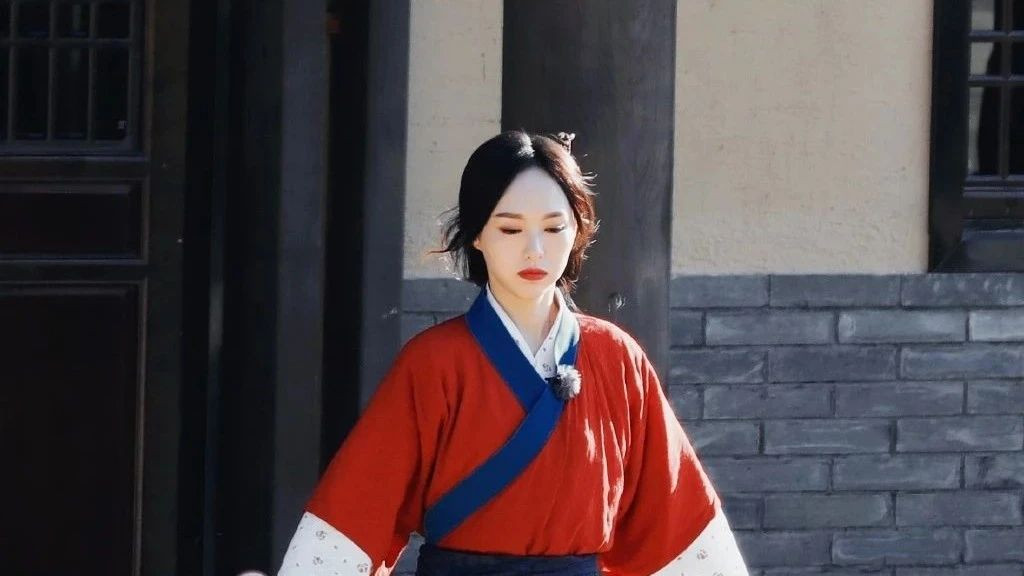 唐嫣|唐嫣以综艺节目露镜，走路带风像极了佟湘玉，镜头不拉近尽显精致