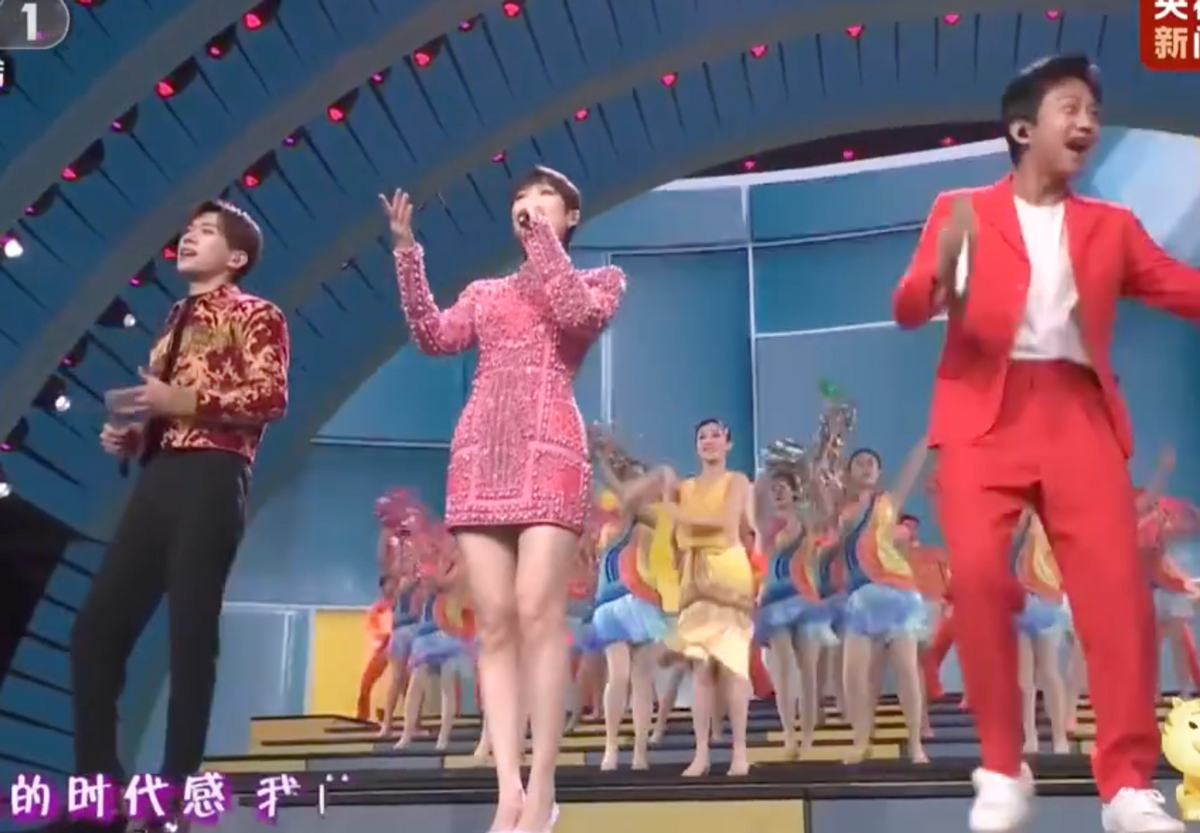 李宇春|李宇春穿11斤重短裙上春晚!珠片满身超级闪,一双长腿又白又细