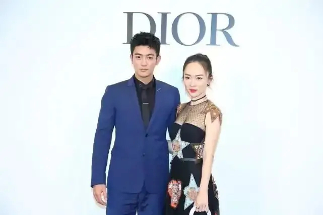 |?  霍思燕在杜江身边也依旧打扮性感，一身黑纱裙还戴两根项链。