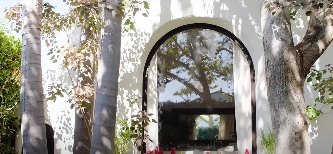 好莱坞|她20岁凭一部剧火遍全球,30岁过气隐退,如今却靠古堡豪宅翻红