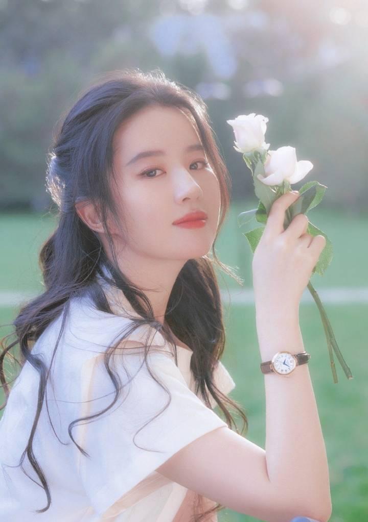 刘亦菲|刘亦菲素颜喝咖啡随拍,刘亦菲电视剧,被誉为古装剧第一美女