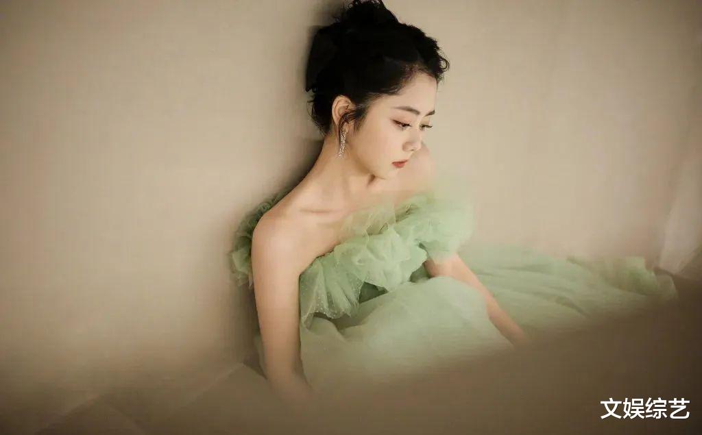 谭松韵|谭松韵现身金鹰节,身穿薄荷绿纱裙,一身清新灵动,清晰可爱