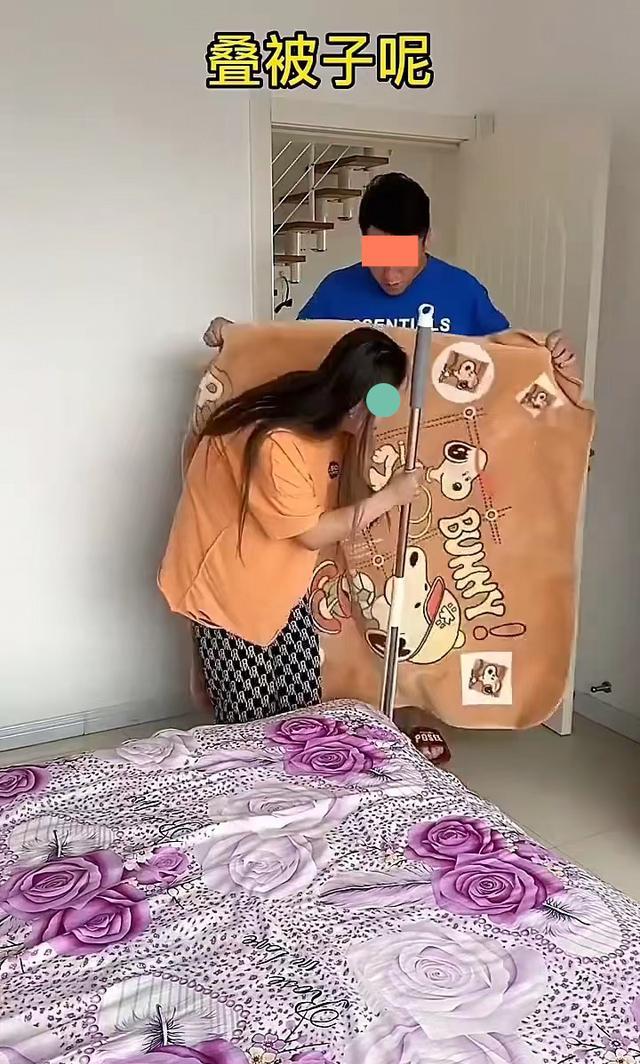 男子教女儿喝啤酒,担心妻子发现,用毛毯打掩护让女儿离开