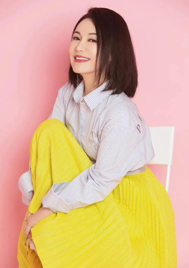 周艳泓|周艳泓:20岁爆红,嫁初恋男友,过平凡生活