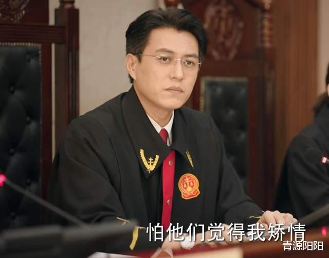 底线|《底线》:一次拍肩,李芳凝从孤独无助,走向自信,推开虚掩大门