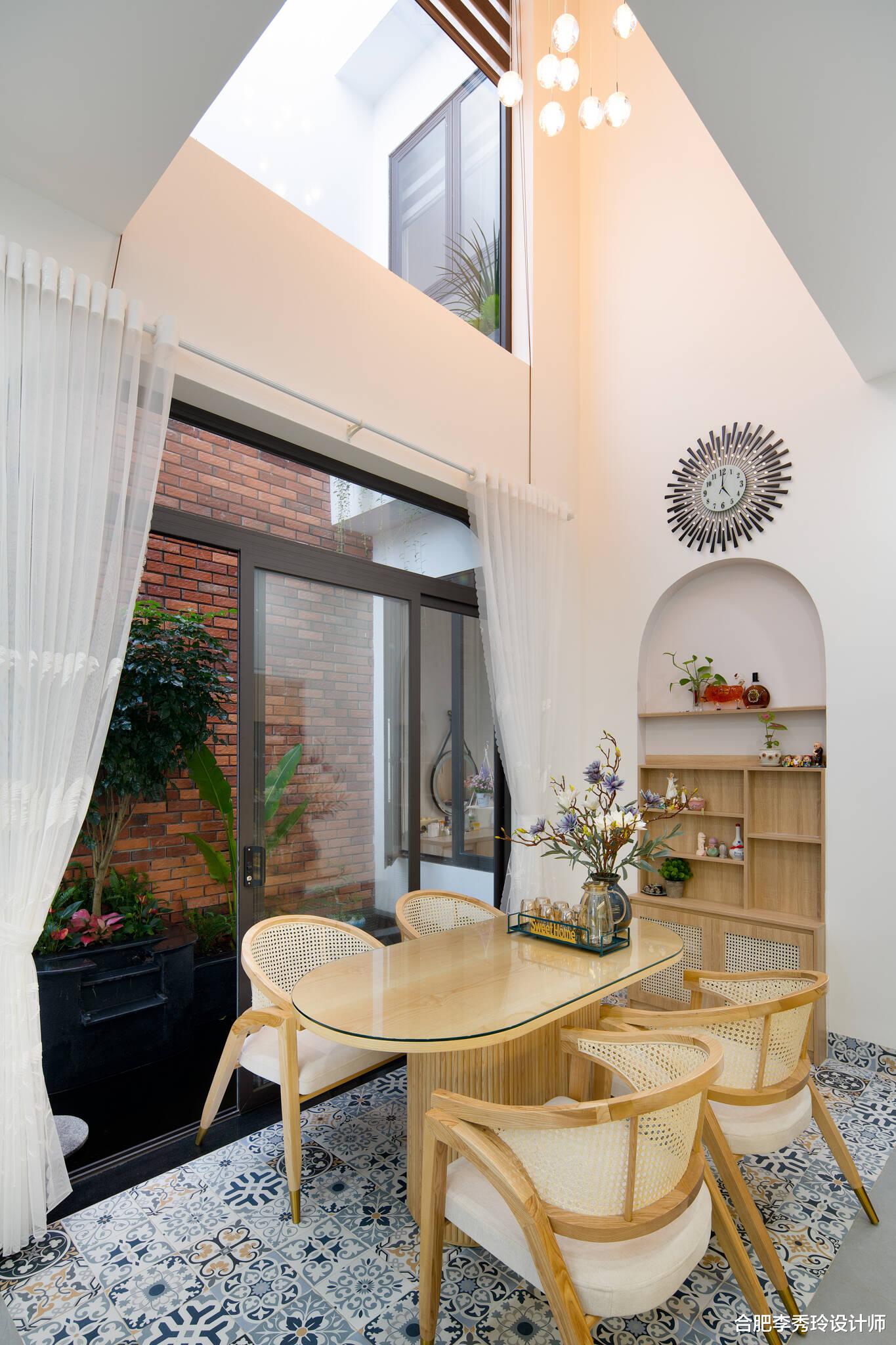 比起豪宅，我更喜欢这样的2层小楼，有院子露台，不豪华但很舒适