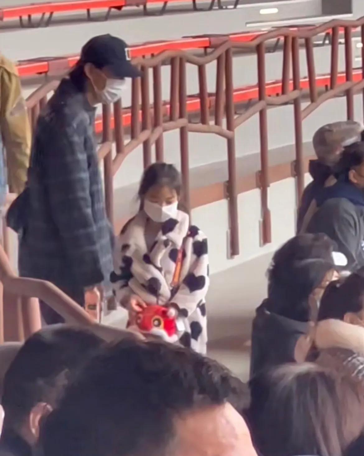 戚薇|戚薇一家三口出游，李承铉抱起女儿举高高超有爱，7岁Lucky又长高