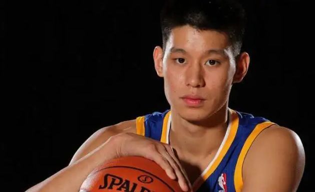 阿Sa|林书豪逛夜市被偶遇，手提塑料袋打扮低调，独自走街上无人认出