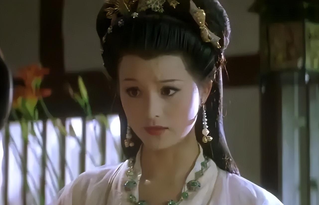 杨幂|10位女星扮“光头”，有人戴头套一个头两个大，有人敬业真剃光头