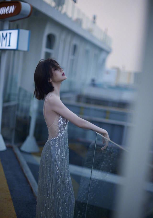 毛晓彤|毛晓彤身穿银色礼裙大秀美背！肤白貌美身材曼妙性感撩人