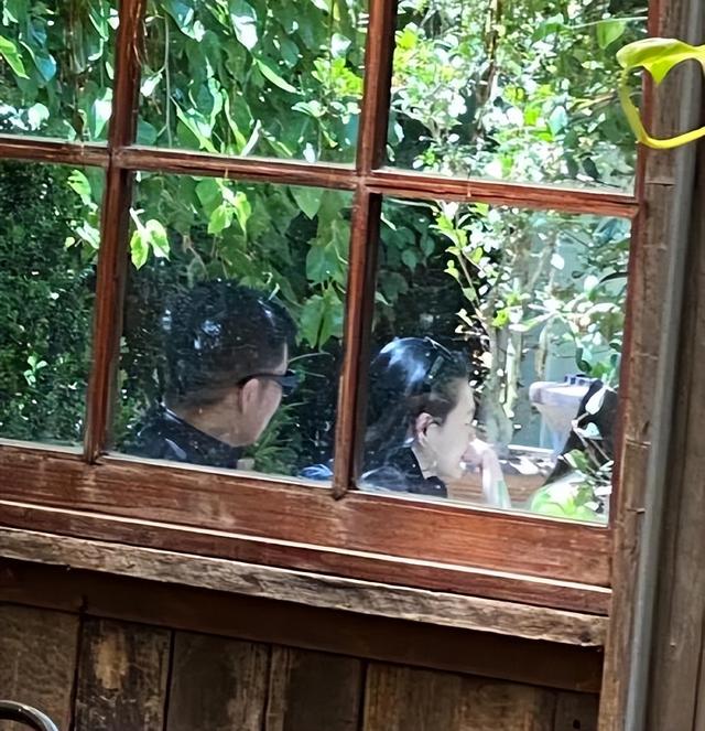 小S|徐熙娣小S国外旅行被偶遇,和大S具俊晔不同行,许亚钧全程戴墨镜