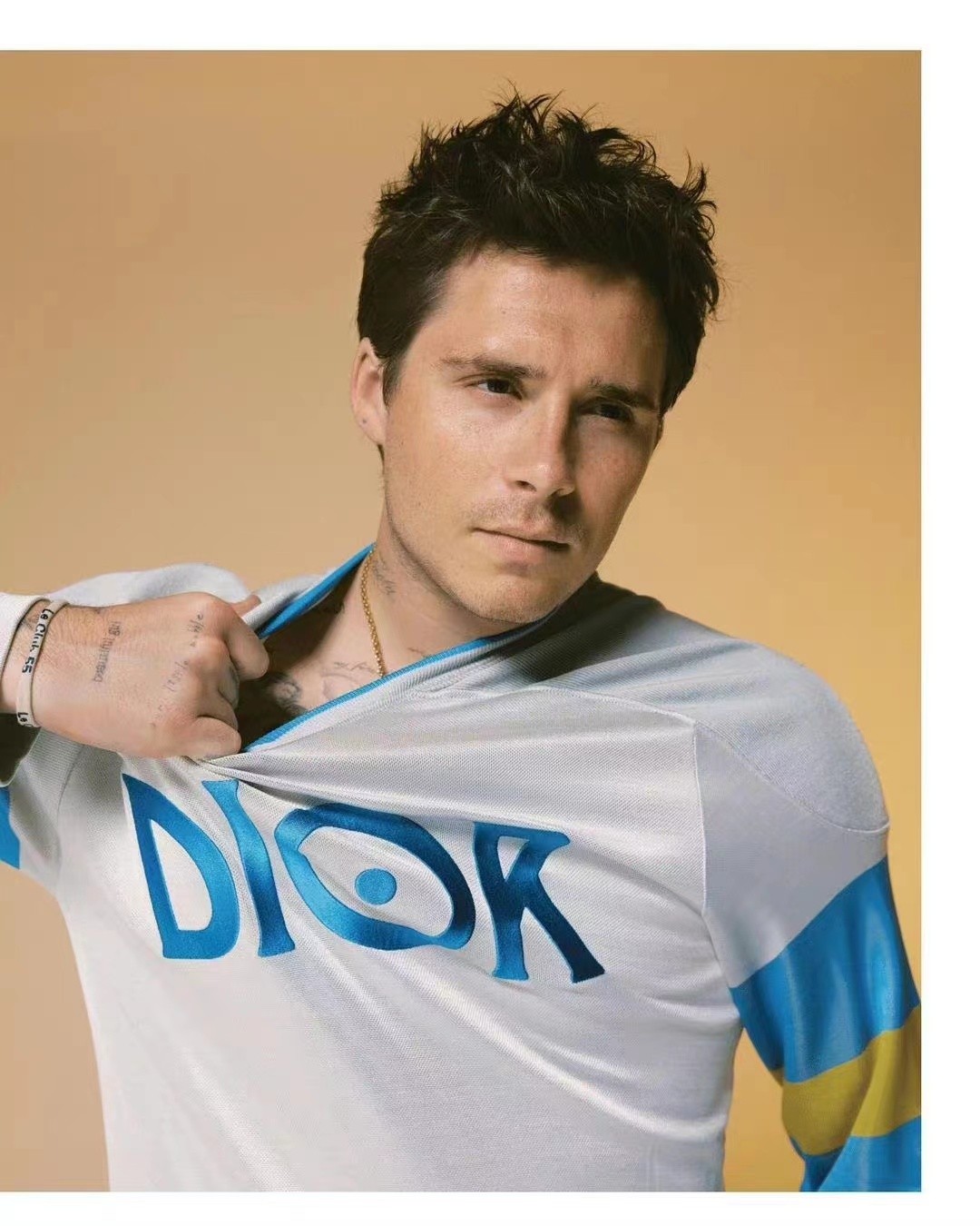 小贝|大布继承小贝宠妻基因！穿一身黑走红毯跟妮可拉亲吻，终于帅一回