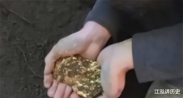 上世纪90年代,一位农民劈柴找到了藏金洞:带着两块金砖去银行换钱,结果当场被捕