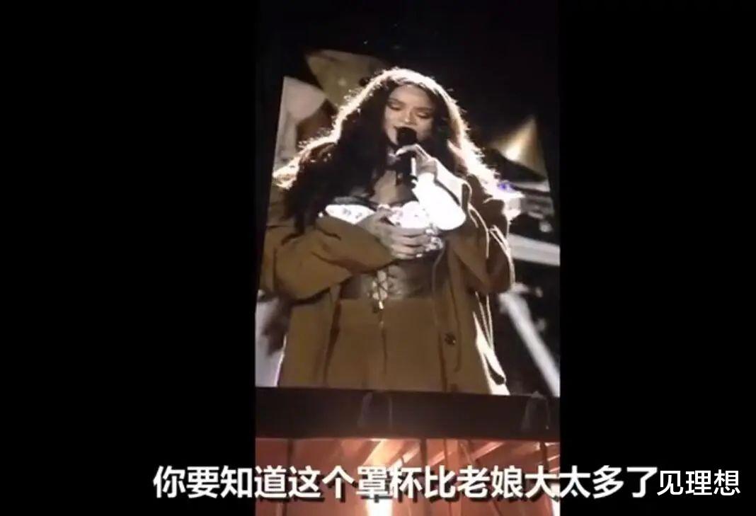 疯狂|某说唱歌手舞台上被扔红色Bra，捡起后不慎勾住衣服解不开，疯狂举动引热议！