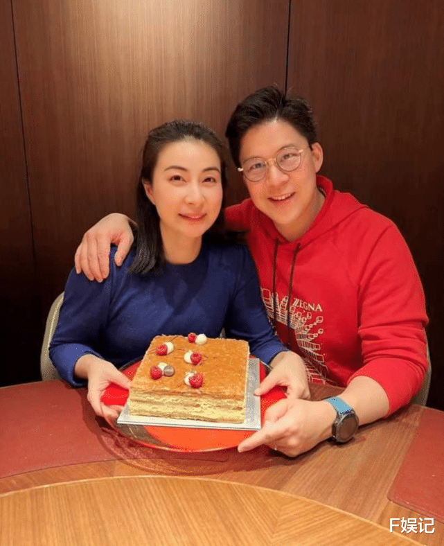 陈卓璇|霍启刚夫妇撇下子女看歌剧享受二人世界 郭晶晶甜笑依偎在老公肩膀