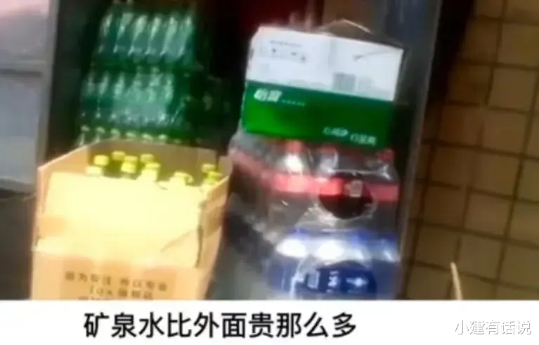 湖南长沙,某学校小卖部卖的矿泉水,卖出天价1.5元一瓶,直接惹怒了家长