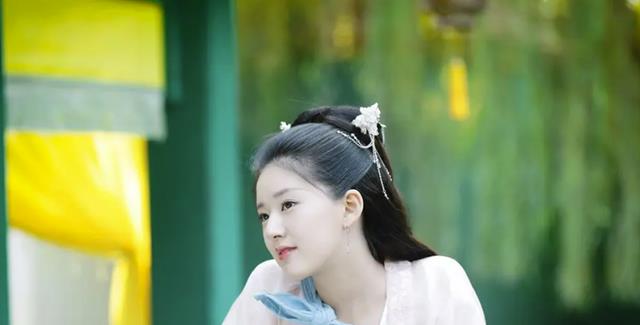 赵露思|赵露思到底什么来头？从网红到网剧一姐，父亲托起她的成名之路