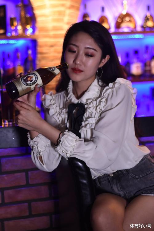 绿衣女子穿着清凉,醉酒后在大街上睡了1夜,网友:鞋子真白