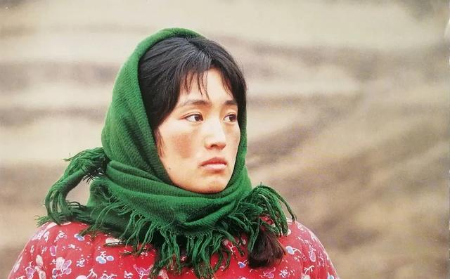 巩俐|同是出演“秋菊”，对比巩俐李宇春赵丽颖的演技扮相，差距太大了