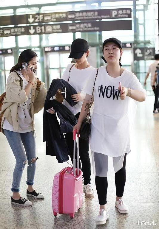 车晓|又一个鲁豫!车晓瘦成2D身材,穿休闲装肚子太瘪直不起腰