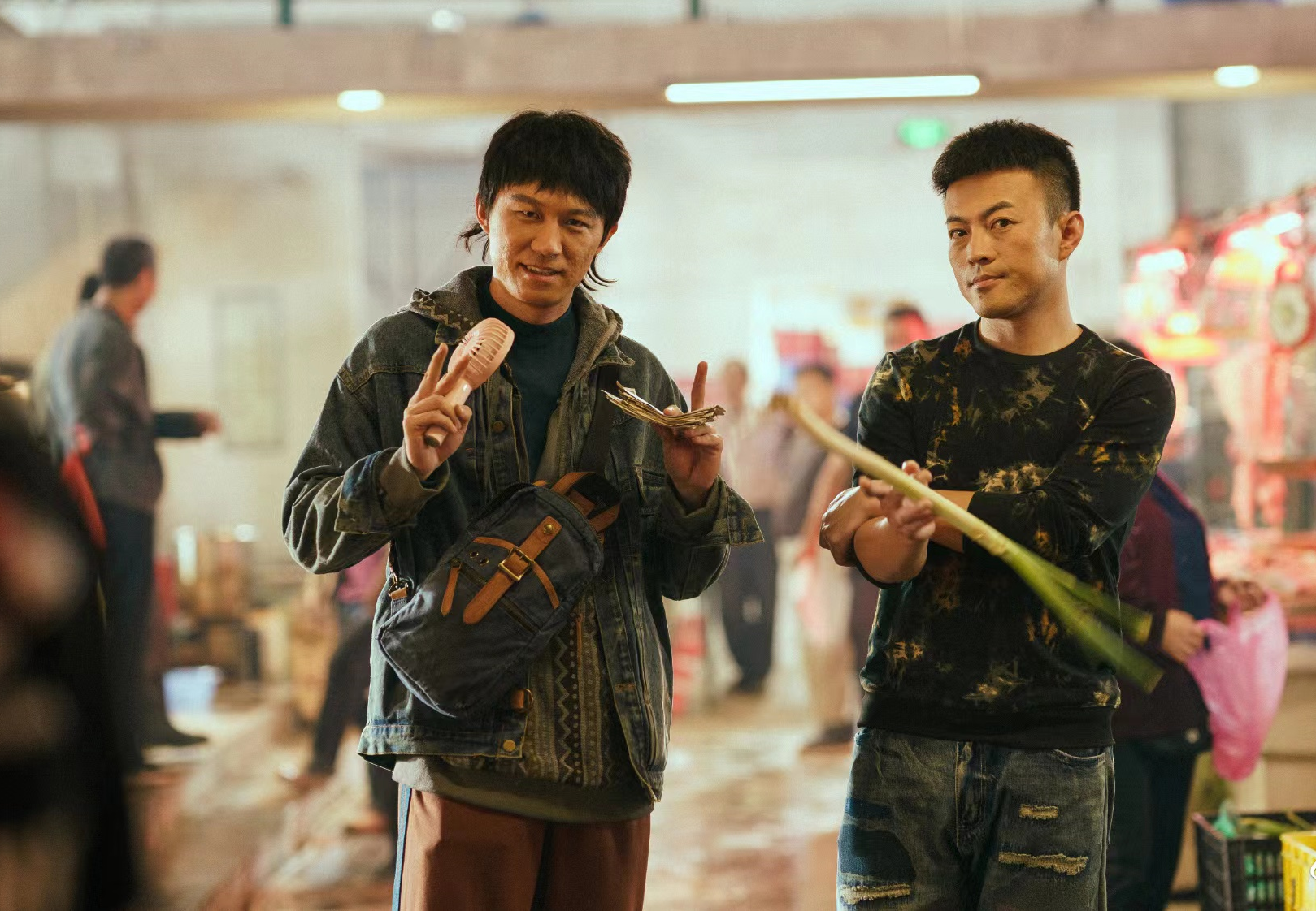 唐小龙|《狂飙》唐小龙走红后现身台球厅,眼神犀利很有范,被仨美女拥簇