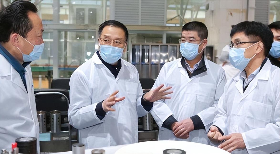 穿衣搭配|国企开启招聘,正式员工月薪8千,部分岗位还包含七险二金