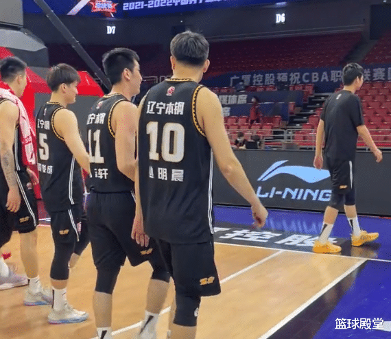 辽宁男篮|辽宁出场+退场太欢乐！莫兰德逗乐全队，大韩左拥右抱，艾伦溜达