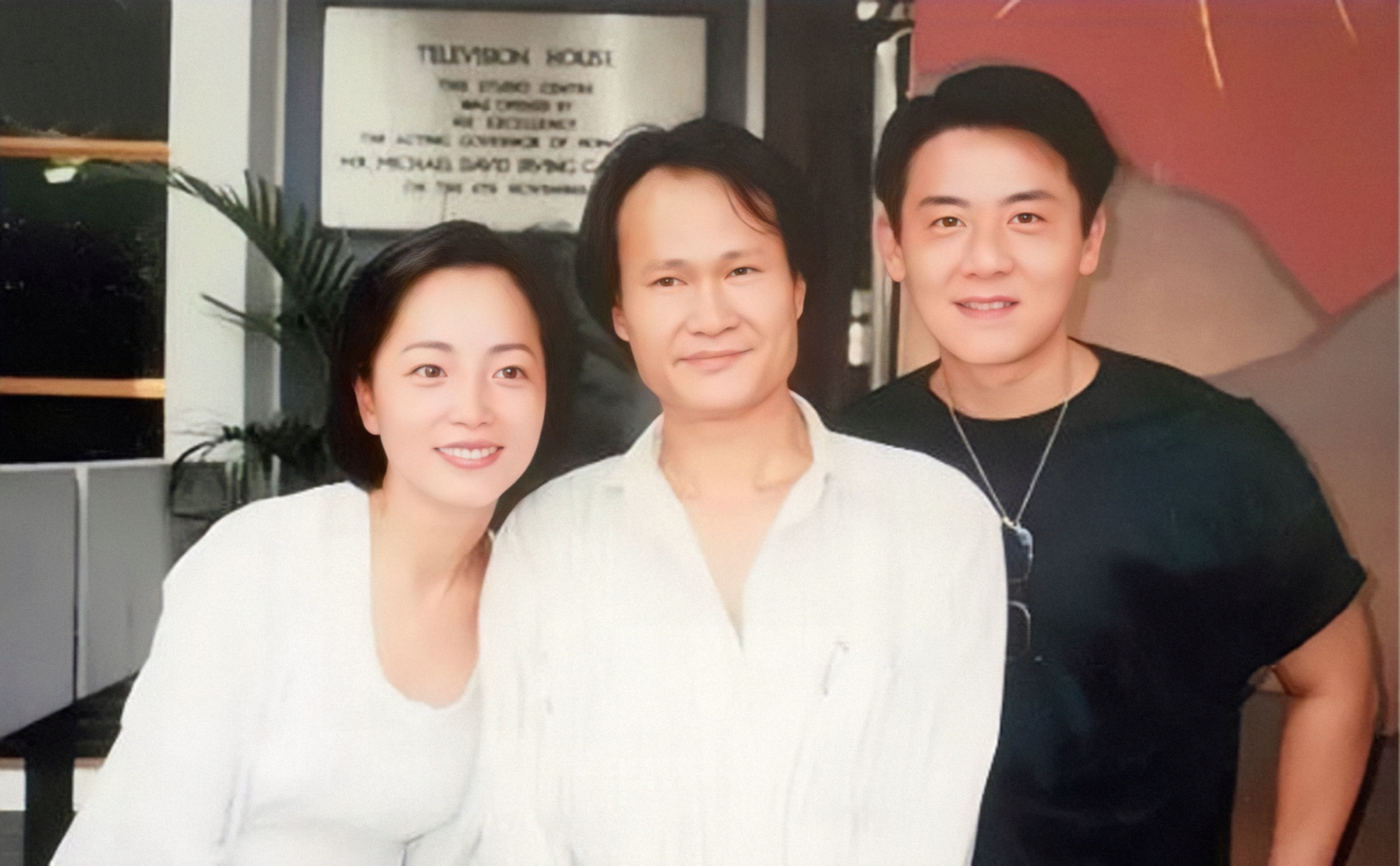 洪金宝|1988年，洪金宝为林正英去打架，陈惠敏将他打伤，嘴角留下伤疤