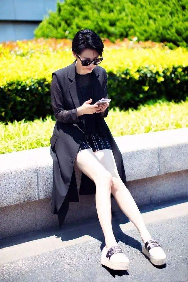 许晴|51岁许晴不服老！紧身衣下的细腰太抢镜