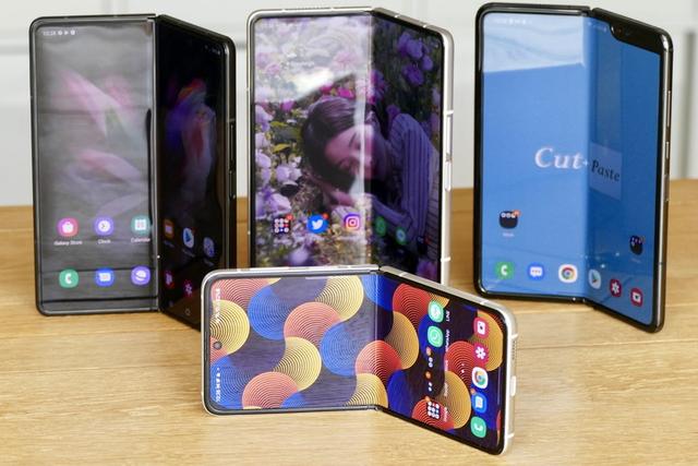 折叠屏|2022 年，手机「超大杯」消失了